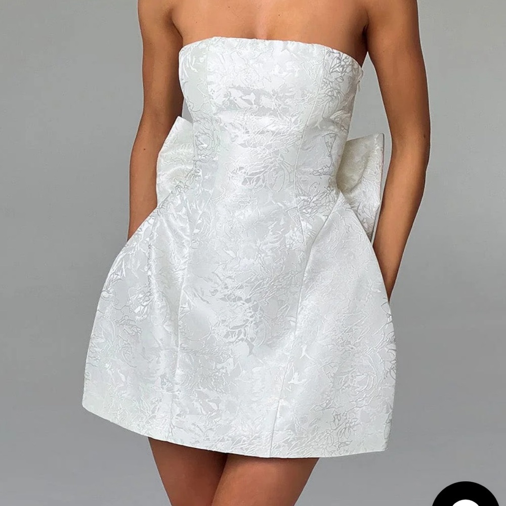 Elegant White Strapless Dress